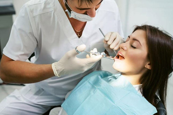 Kỹ thuật và chất lượng răng sứ kém chất lượng có thể gây hôi miệng